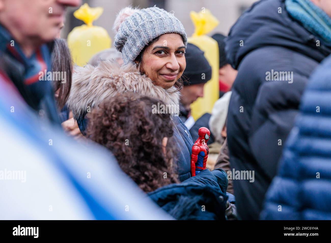 Trafalgar Square, Londra, Regno Unito. 14 gennaio 2024. Suella Braverman si unisce a migliaia di persone al raduno Stand con Israele tenutosi a Londra per celebrare 100 giorni da quando gli ostaggi sono stati catturati in seguito all'attacco terroristico di Hamas su Israele. L'evento includeva una serie di oratori, tra cui membri della famiglia di alcuni dei 136 ostaggi ancora tenuti prigionieri, e spettacoli musicali di artisti israeliani. 1.400 israeliani sono stati brutalmente assassinati e 240 ostaggi sono stati presi quando Hamas ha invaso Israele il 7 ottobre 2023. Foto di Amanda Rose/Alamy Live News Foto Stock