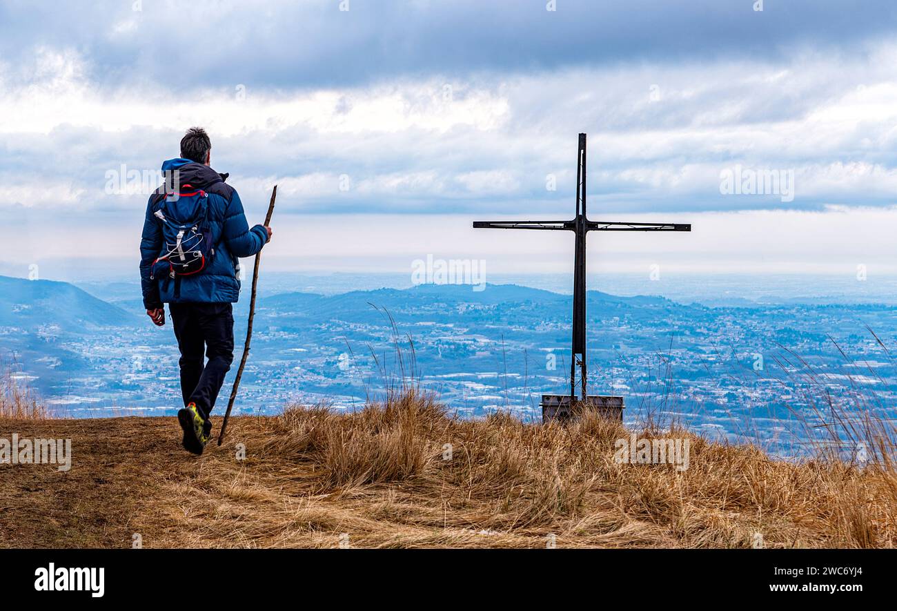 Alpinista sul monte Puscio, una montagna delle prealpi del Lago di Como Foto Stock