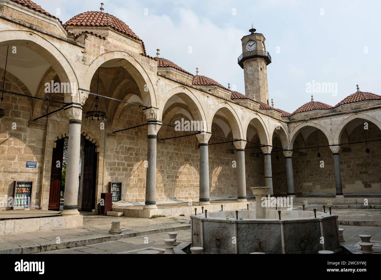 La storia della grande Moschea (tr. Ulu Cami) è una perfetta illustrazione della storia turbolenta della città, dove numerose culture e religioni io Foto Stock