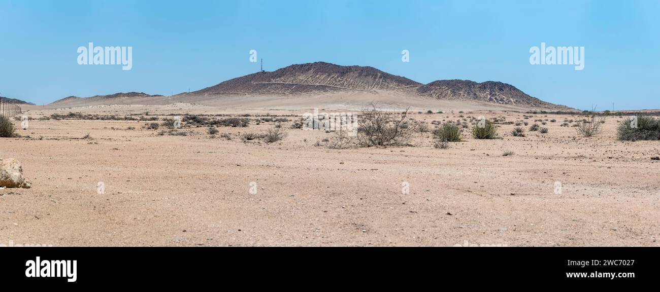 Paesaggio con colline aride e sabbia nella campagna desertica, fotografato in tarda primavera vicino a Trekkopje, Namibia, Africa Foto Stock