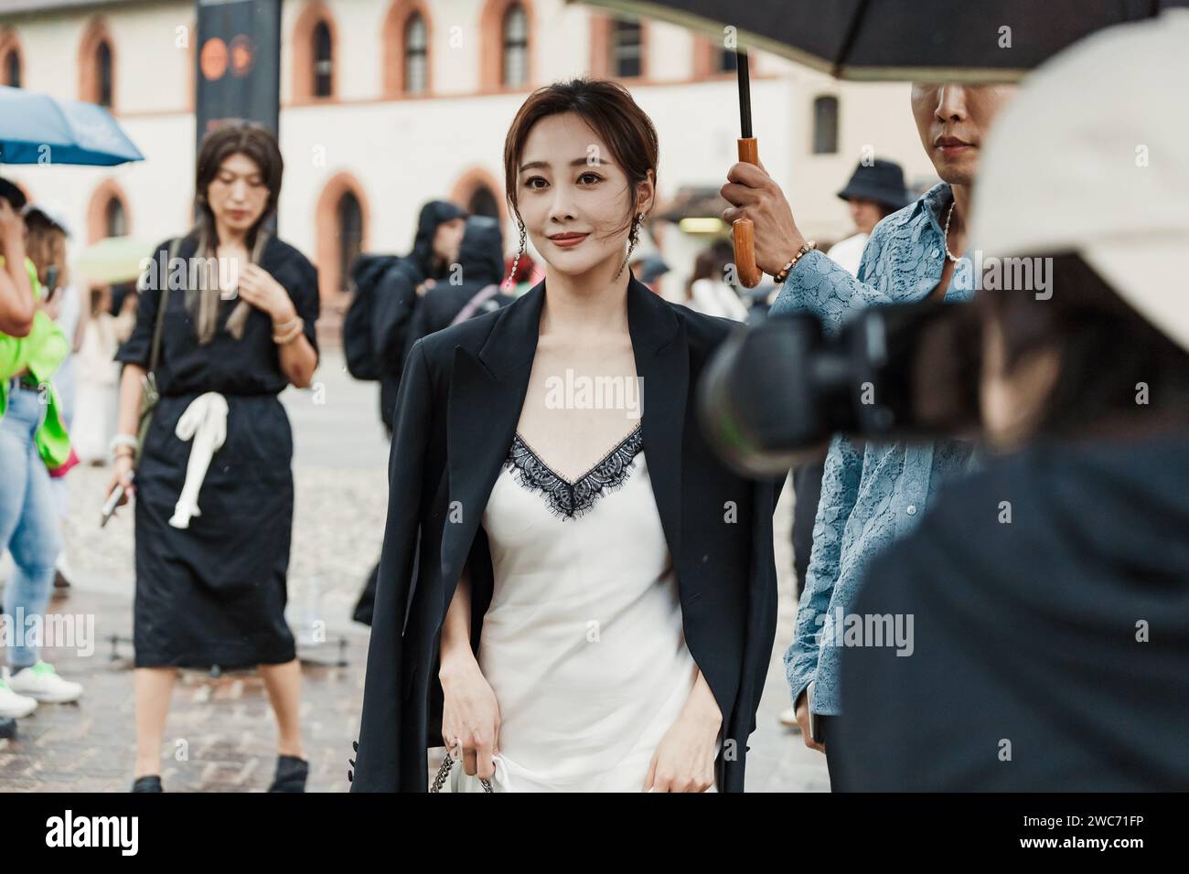 Li Chun all'esterno della mostra Alberta Ferretti durante la settimana della moda milanese Primavera/Estate 2024. Foto Stock