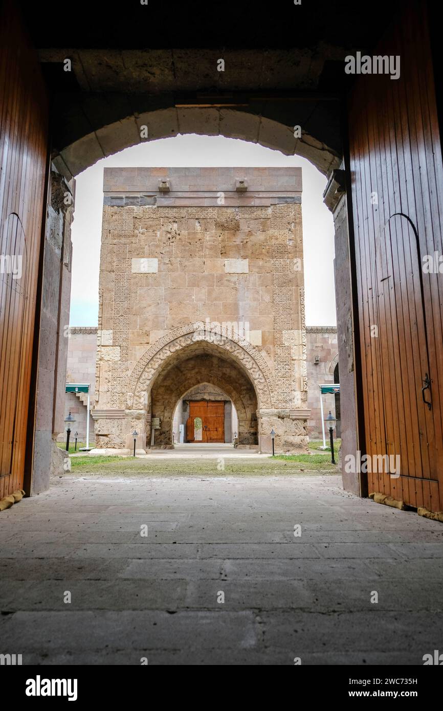 Sultan Han è un grande caravanserraglio selgiuchide del XIII secolo situato nella città di Sultanhanı, provincia di Aksaray, Turchia. Foto Stock