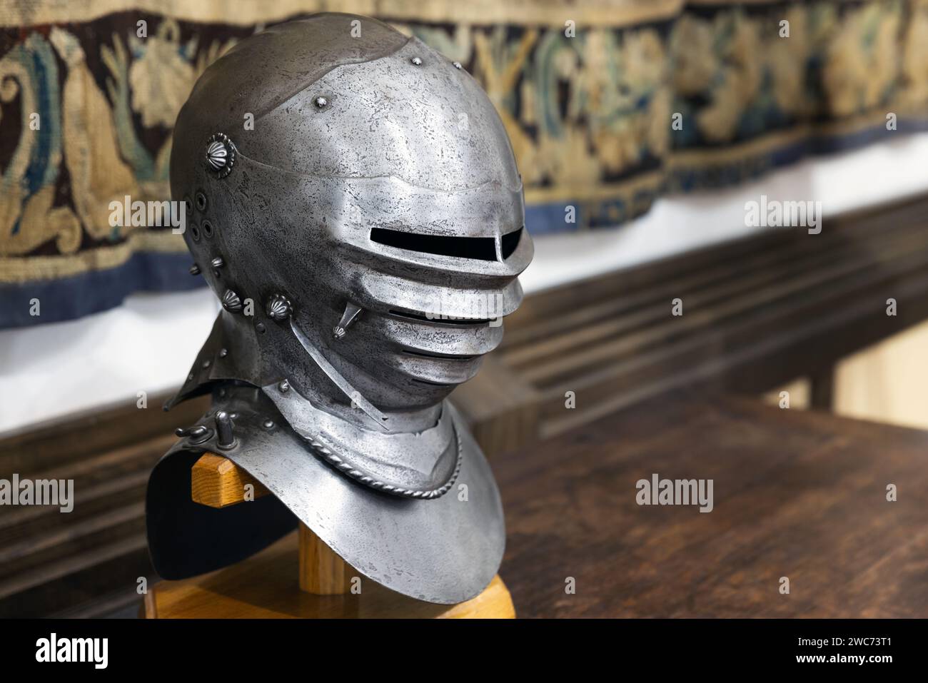 Foto ravvicinata con casco di ferro chiuso cavaliere medievale con messa a fuoco morbida selettiva Foto Stock