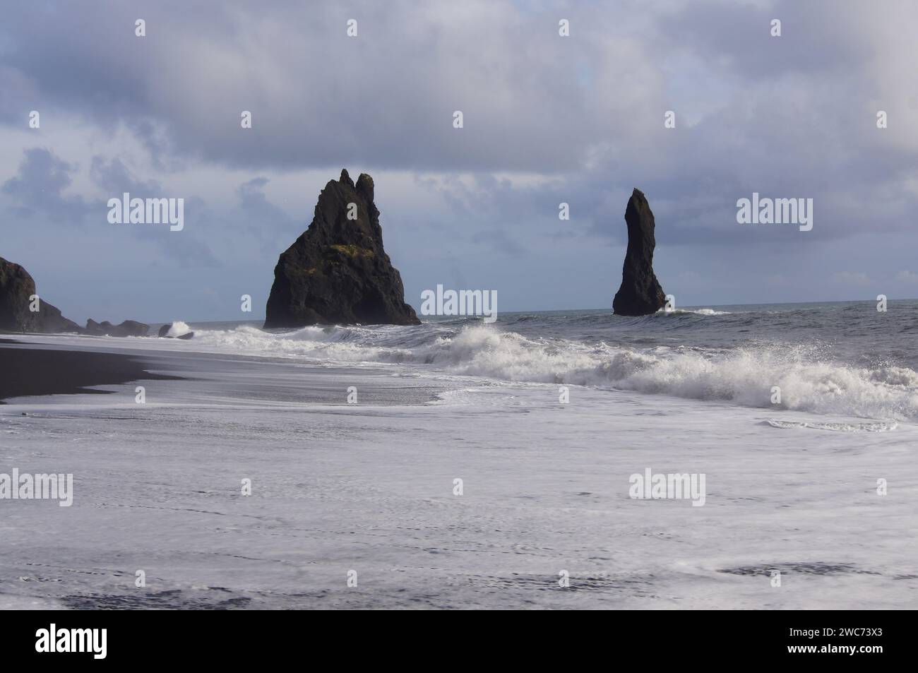 Reynisfjara Black Sand Beach e gli stack di Reynisdrangar Basalt Sea vicino a Vik, Islanda meridionale Foto Stock