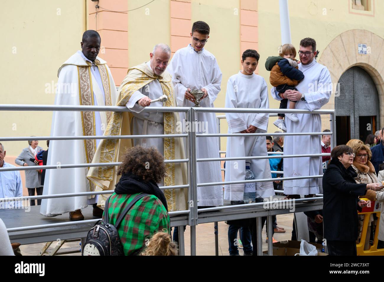 Celebrazione di St. Giorno di Antonio con la benedizione degli animali da parte dei sacerdoti nella strada di fronte alla chiesa, ad Alginet, Valencia, Spagna Foto Stock