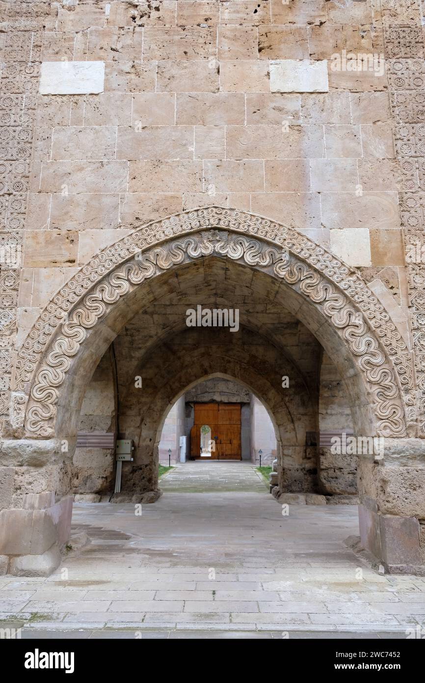 Sultan Han è un grande caravanserraglio selgiuchide del XIII secolo situato nella città di Sultanhanı, provincia di Aksaray, Turchia. Foto Stock