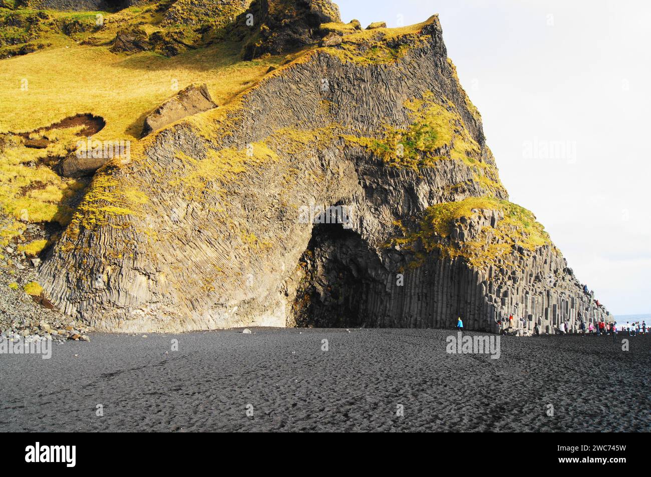 Spiaggia di sabbia nera di Reynisfjara e grotta di Reynisdrangar vicino a Vik, Islanda meridionale Foto Stock