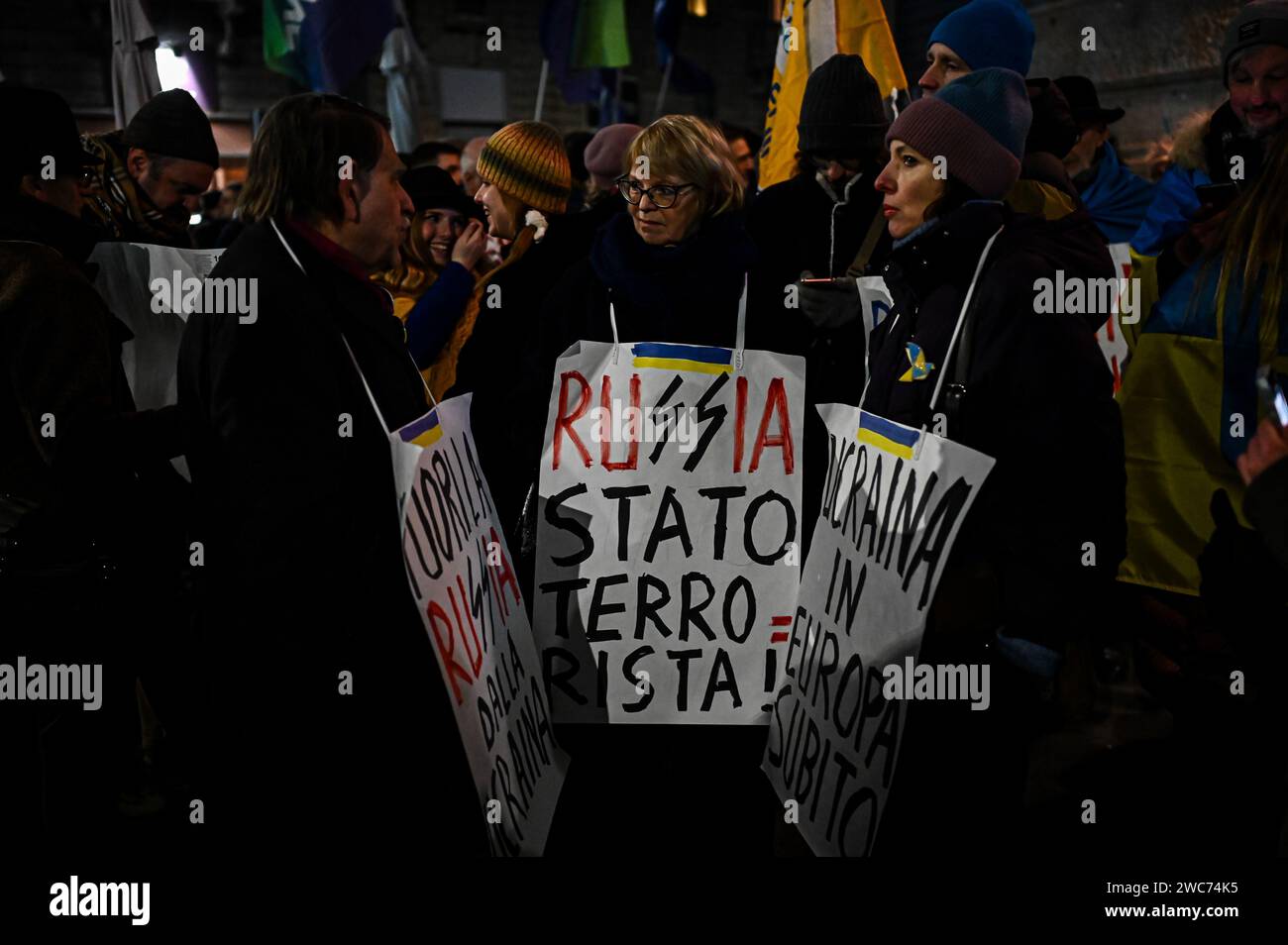 Milano, Italia il 14 gennaio 2024. Una donna tiene un cartello con la scritta "Russia Terrorist state" vicino alla libreria Ritter a Milano, Italia, il 14 gennaio 2024 per protestare contro un incontro su Darya Dugina, figlia del pensatore politico russo Aleksandr Dugin. Crediti: Piero Cruciatti/Alamy Live News Foto Stock