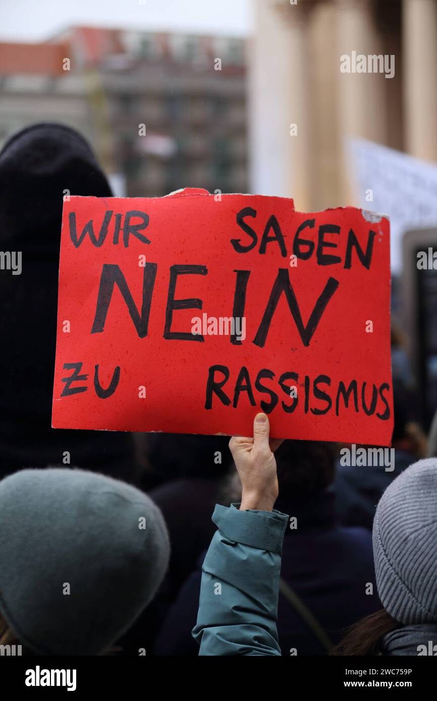 Eine Demonstrantin mit Schild Wir sagen Nein zu Rassismus während einer Kundgebung gegen Rechtsextremismus auf dem Alten Markt a Potsdam, 14. Januar 2024. Kundgebung gegen Rechts a Potsdam *** Un manifestante con un segno che diciamo no al razzismo durante una manifestazione contro l'estremismo di destra all'Alter Markt di Potsdam, 14 gennaio 2024 Rally Against right-right-wing extremism in Potsdam Foto Stock