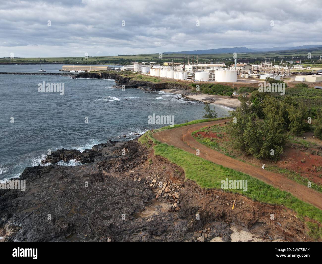 Centrale elettrica con serbatoi di petrolio sulla riva sud di Kauai Foto Stock