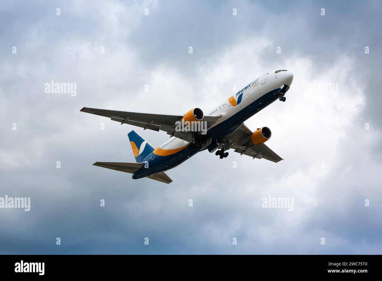 Boryspil, Ucraina - 13 agosto 2020: L'aereo Boeing 767-300 (UR-AZC) di Azur Air Ukraine decolla dall'aeroporto internazionale di Boryspil Foto Stock