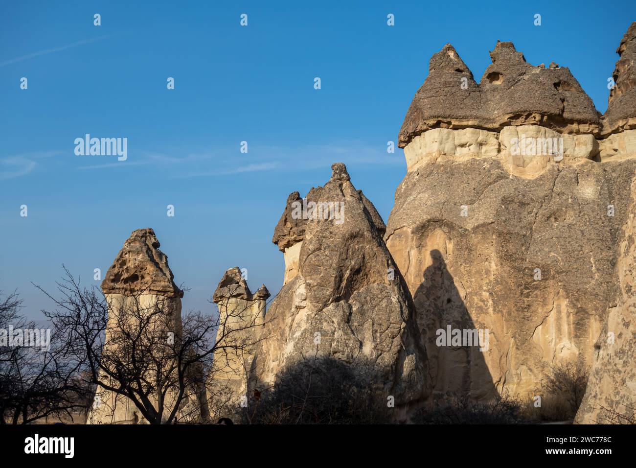 Valle di Pasabag in Cappadocia con formazioni rocciose a camini delle fate con cappellini di roccia doppi e persino tripli. Foto Stock
