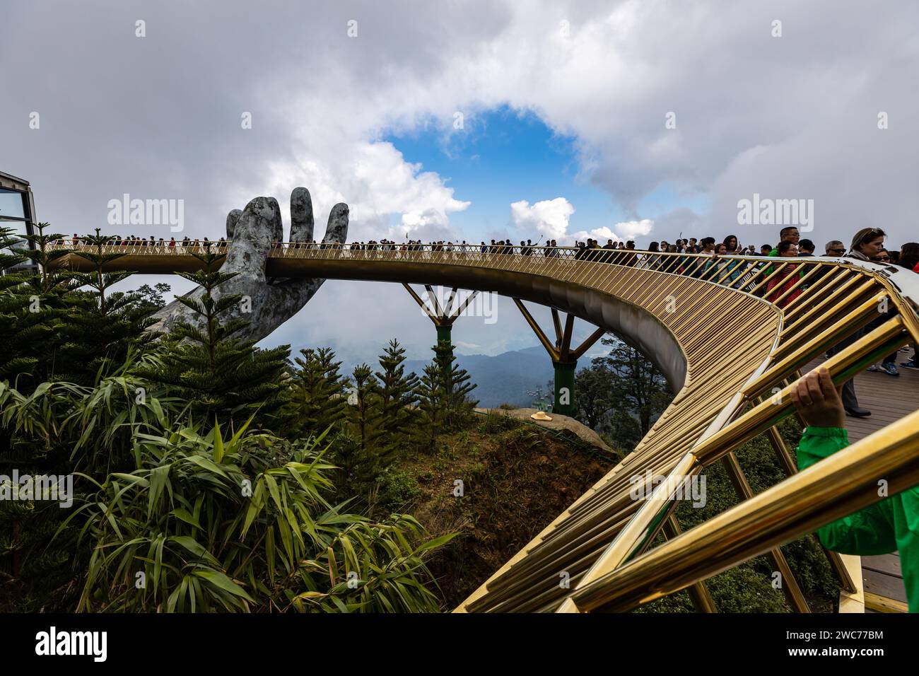 Il ponte dorato di da Nang sulle colline di Ba Na in Vietnam Foto Stock