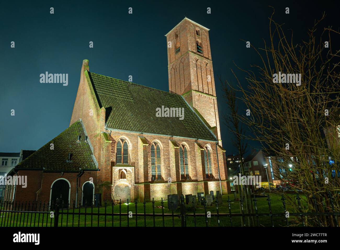 Chiesa riformata nel villaggio costiero di Wijk aan Zee, Paesi Bassi di notte Foto Stock