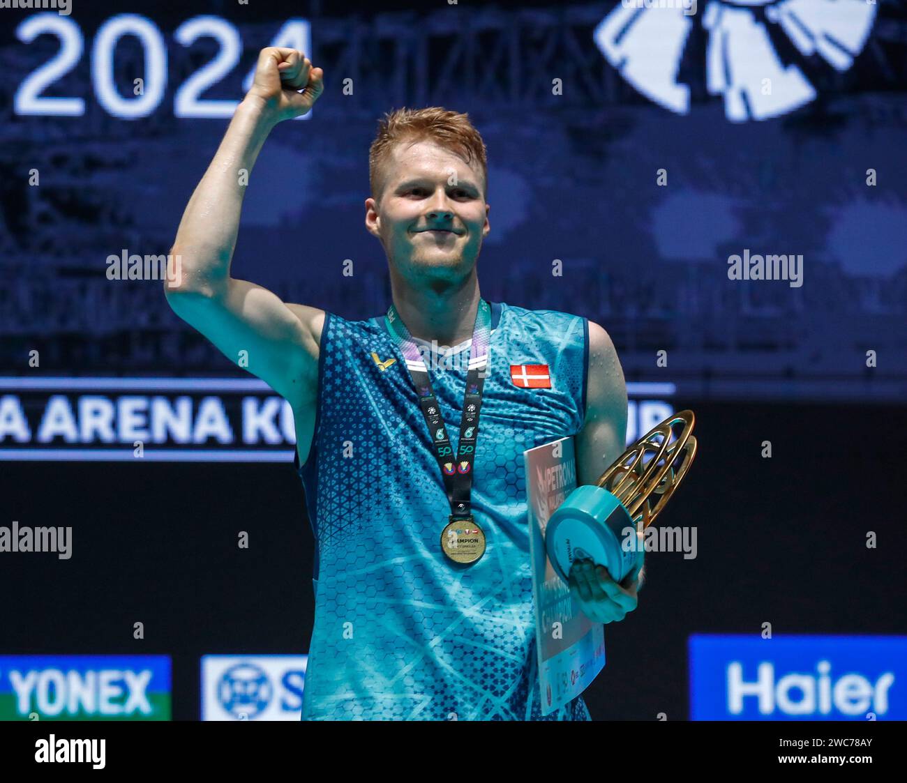 Kuala Lumpur, Malesia. 14 gennaio 2024. Anders Antonsen, danese, posa con il suo trofeo sul podio dopo la finale maschile del Petronas Malaysia Open 2024 all'Axiata Arena. Anders Antonsen ha vinto con punteggi; 21/21 : 14/13. (Foto di Wong Fok Loy/SOPA Images/Sipa USA) credito: SIPA USA/Alamy Live News Foto Stock