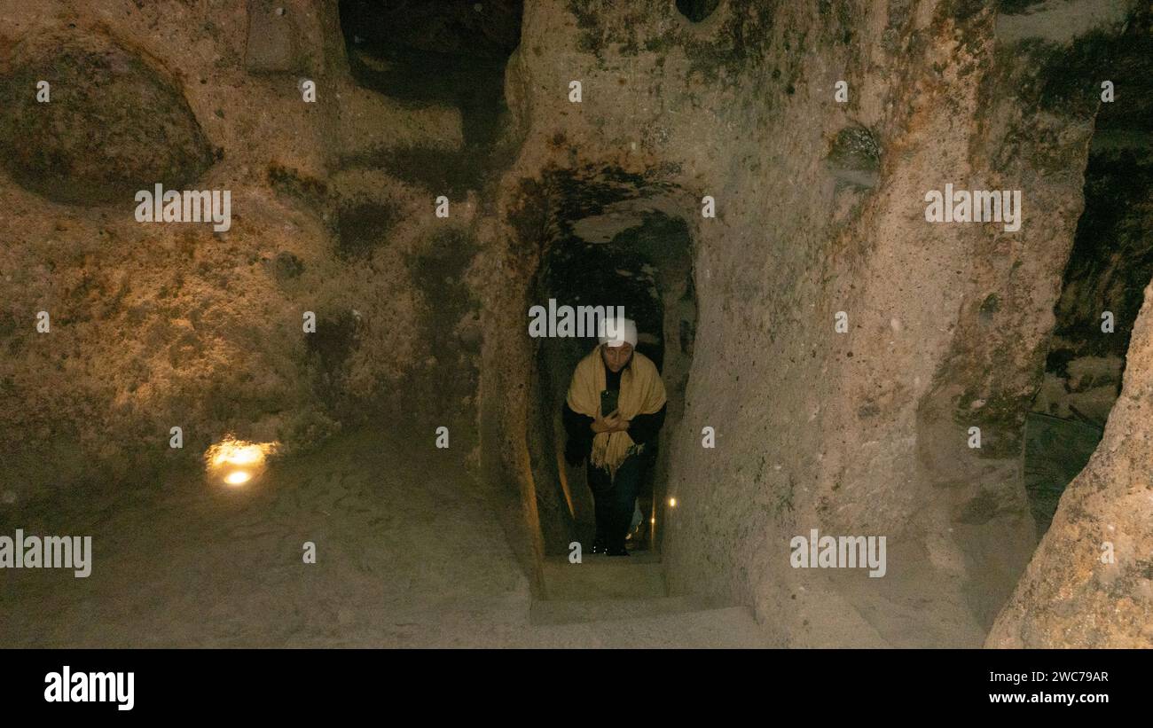 Turisti nella città sotterranea di Kaymakli in Cappadocia Foto Stock