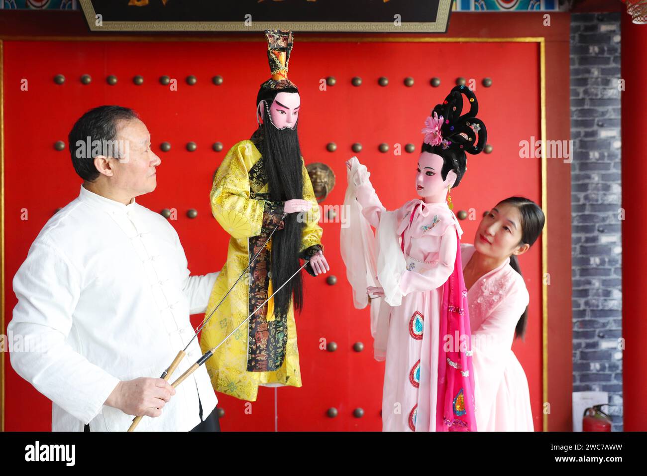 Laixi, Cina. 14 gennaio 2024. Gli attori della Puppet Art Troupe stanno provando uno spettacolo di marionette a Laixi, nella provincia di Shandong, in Cina, il 14 gennaio 2024. (Foto di Costfoto/NurPhoto) credito: NurPhoto SRL/Alamy Live News Foto Stock