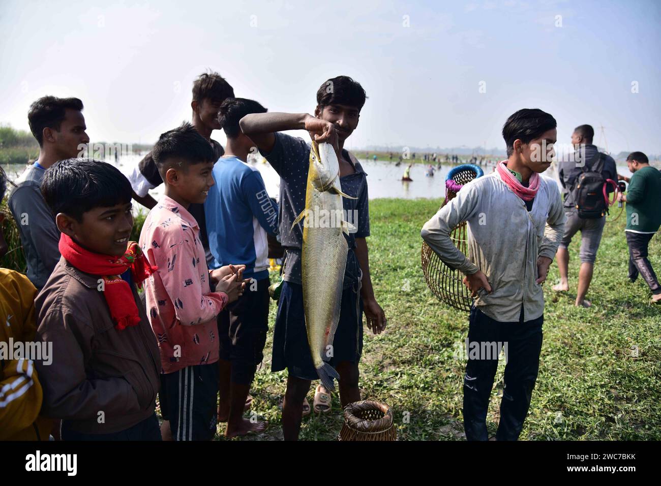 Guwahati, India. 14 gennaio 2024. Gli abitanti del villaggio stanno partecipando a un evento comunitario di pesca durante la celebrazione del Magh Bihu al lago Jakoruwa, a circa 120 km a est di Guwahati, in India, il 14 gennaio 2024. (Foto di Anuwar Hazarika/NurPhoto) credito: NurPhoto SRL/Alamy Live News Foto Stock