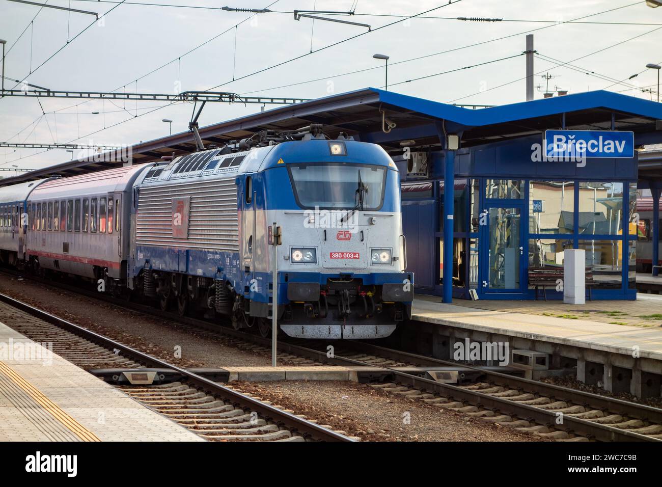 BRECLAV, REPUBBLICA CECA - 7 SETTEMBRE 2014: Locomotiva 380 003-4 della società di trasporti Ceske Drahy nella stazione ferroviaria di Breclav Foto Stock