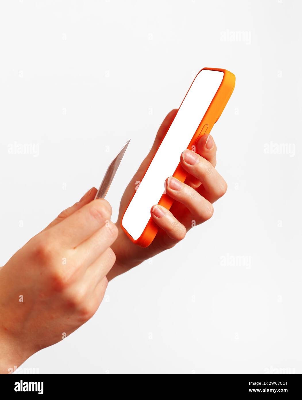Mockup con schermo del telefono cellulare, pagamento con app bancaria, carta di debito in plastica in mano, vista angolare Foto Stock