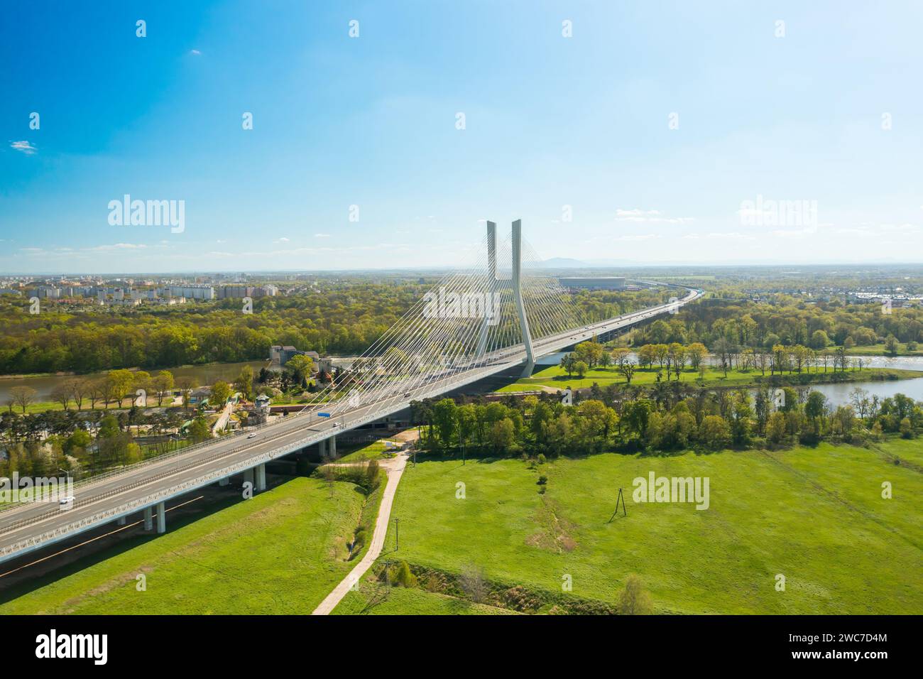 Famoso ponte Redzinski strallato su un fiume blu, tra lussureggianti foreste verdi. Natura panoramica e infrastrutture urbane vicino alla vista aerea di Breslavia Foto Stock