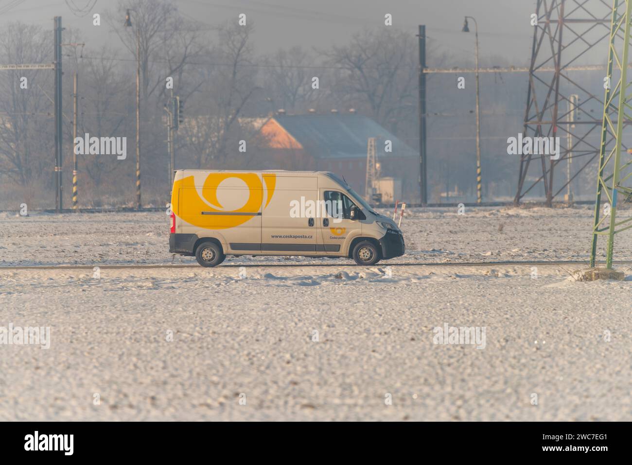Auto dell'ufficio postale in una fredda giornata di sole vicino a un campo di neve a Hrdejovice CZ 01 10 2024 Foto Stock