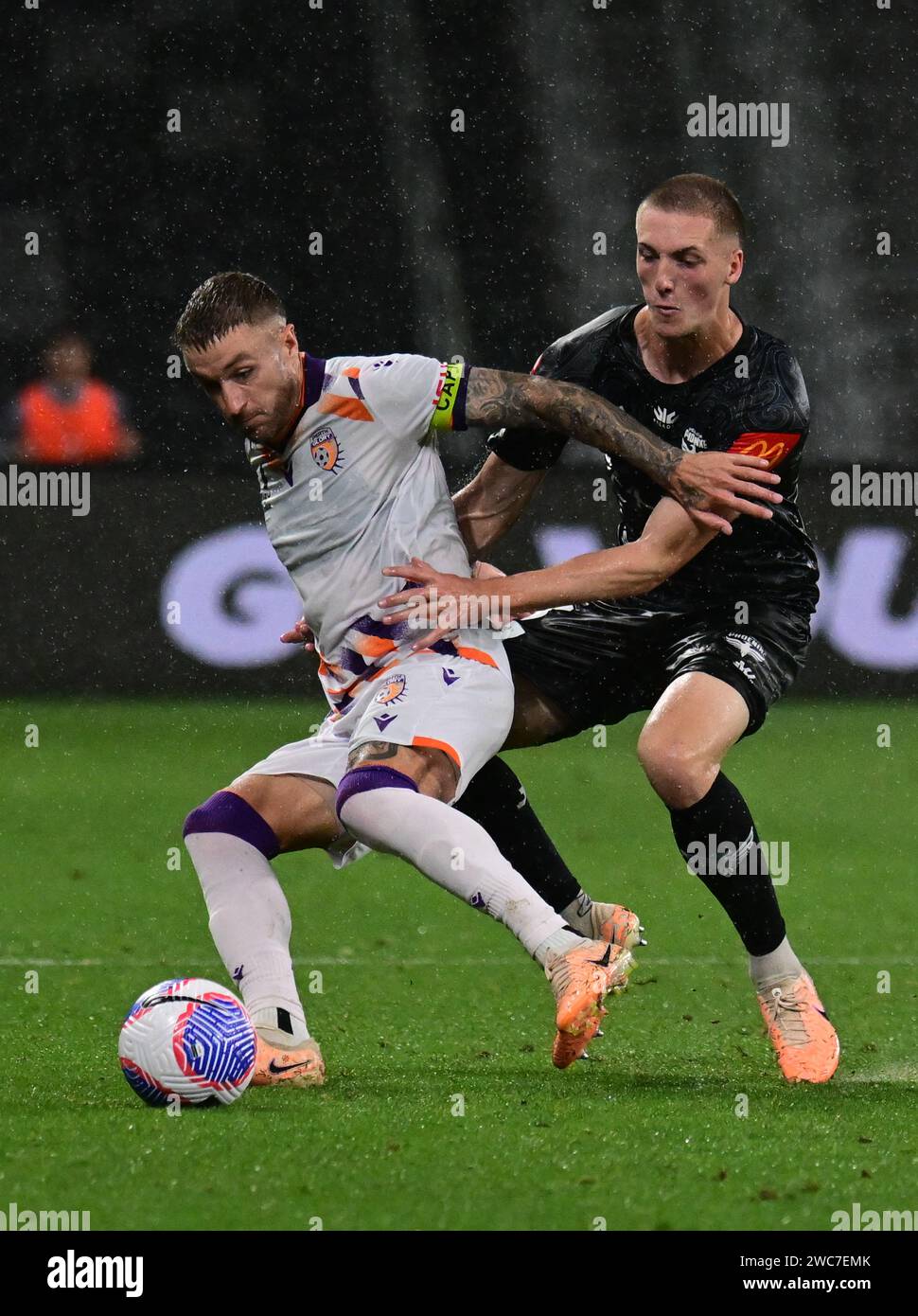 Parramatta, Australia. 14 gennaio 2024. Adam Jake Taggart (L) del Perth Glory FC e Finn Surman (R) della squadra Wellington Phoenix FC visto in azione durante la partita di Uniround della stagione di Isuzu UTE A-League tra Perth Glory e Wellington Phoenix al CommBank Stadium. Punteggio finale; Wellington Phoenix 4:3 Perth Glory. (Foto di Luis Veniegra/SOPA Images/Sipa USA) credito: SIPA USA/Alamy Live News Foto Stock