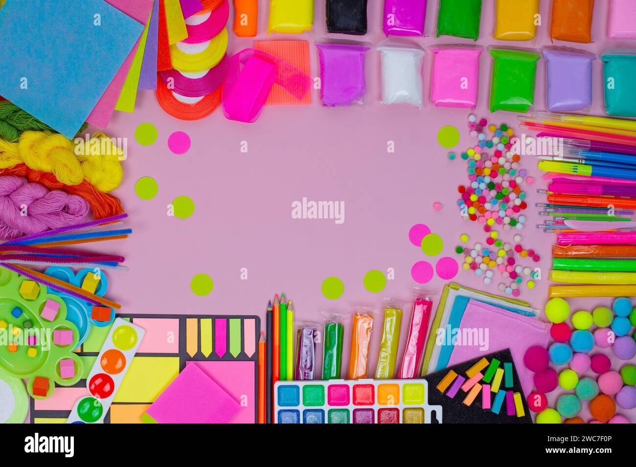 Grazioso sfondo rosa per bambina con oggetti d'arte e cancelleria per la creatività. Colori pastello in stile baby rosa. Crea l'area di lavoro dell'artista sul tavolo. Foto Stock