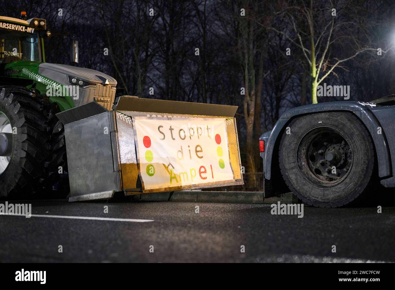 Berlino, Straße des 17. Juni, 14.01.2024, Bauerndemo mit Treckern auf der Straße des 17. Juni Bild: Bauerndemo mit Treckern auf der Straße des 17. Juni, Bauernproteste bei Nacht auf der Straße des 17. Juni vor dem Brandenburger Tor. Stoppt Die Ampel *** Berlino, Straße des 17 Juni, 14 01 2024, dimostrazione agricoltori con trattori su Straße des 17 Juni immagine dimostrazione agricoltori con trattori su Straße des 17 Juni, i contadini protestano di notte sul Straße des 17 Juni di fronte alla porta di Brandeburgo fermare i semafori Copyright: HMBxMedia/xHeikoxBecker Foto Stock