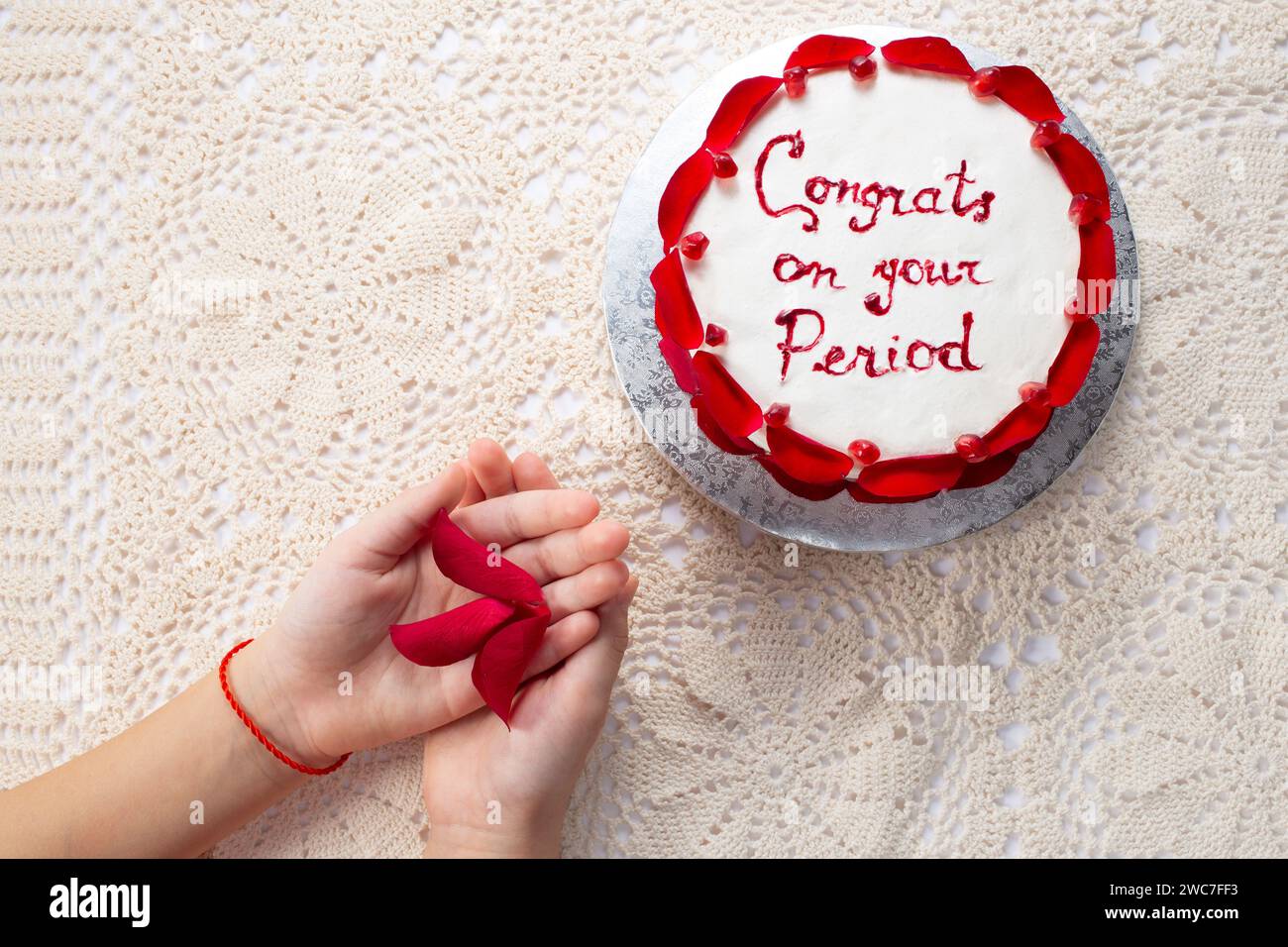 Accoglienza femminile con una festa d'epoca. Torta per la festa del primo periodo. Menarche Foto Stock