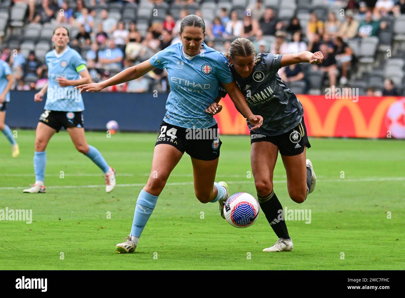 Parramatta, Australia. 14 gennaio 2024. Daniela Galic (L) del Melbourne City FC e Sophie Harding (R) del Western Sydney Wanderers FC visti in azione durante la partita di Unite Round della stagione femminile A-League 2023-24 tra Western Sydney Wanderers FC e Melbourne City FC al CommBank Stadium. Punteggio finale; Western Sydney Wanderers FC 1:0 Melbourne City FC. (Foto di Luis Veniegra/SOPA Images/Sipa USA) credito: SIPA USA/Alamy Live News Foto Stock