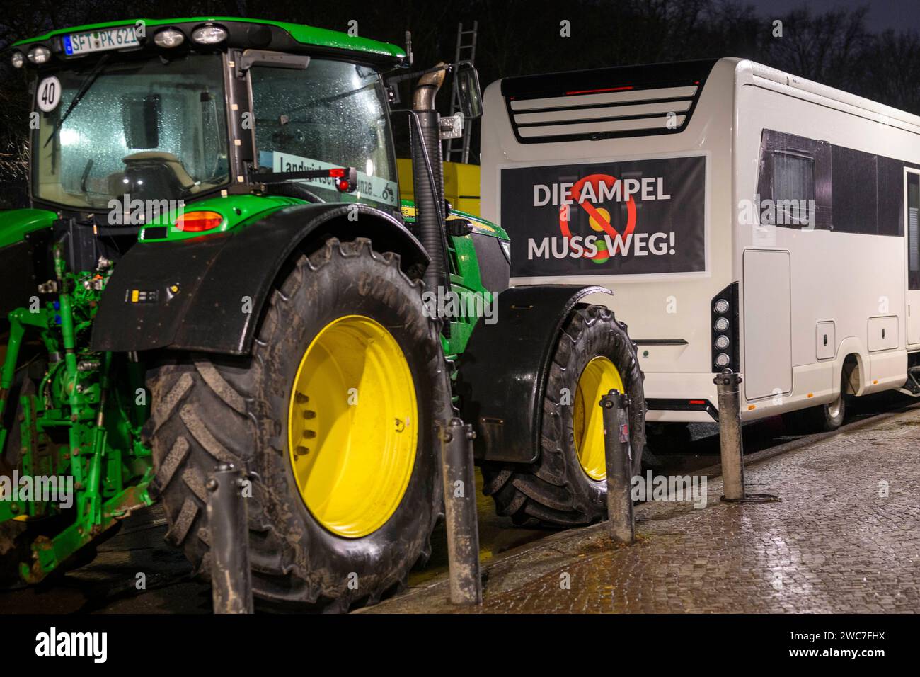 Berlino, Straße des 17. Juni, 14.01.2024, Bauerndemo mit Treckern auf der Straße des 17. Juni Bild: Bauerndemo mit Treckern auf der Straße des 17. Juni, Bauernproteste bei Nacht auf der Straße des 17. Juni vor dem Brandenburger Tor. Die Ampel muss weg *** Berlin, Straße des 17 Juni, 14 01 2024, Farmers demo with Tractor on Straße des 17 Juni Image Farmers demo with Tractor on Straße des 17 Juni, i contadini protestano di notte sul Straße des 17 Juni di fronte alla porta di Brandeburgo i semafori devono diventare Copyright: HMBxMedia/xHeikoxBecker Foto Stock