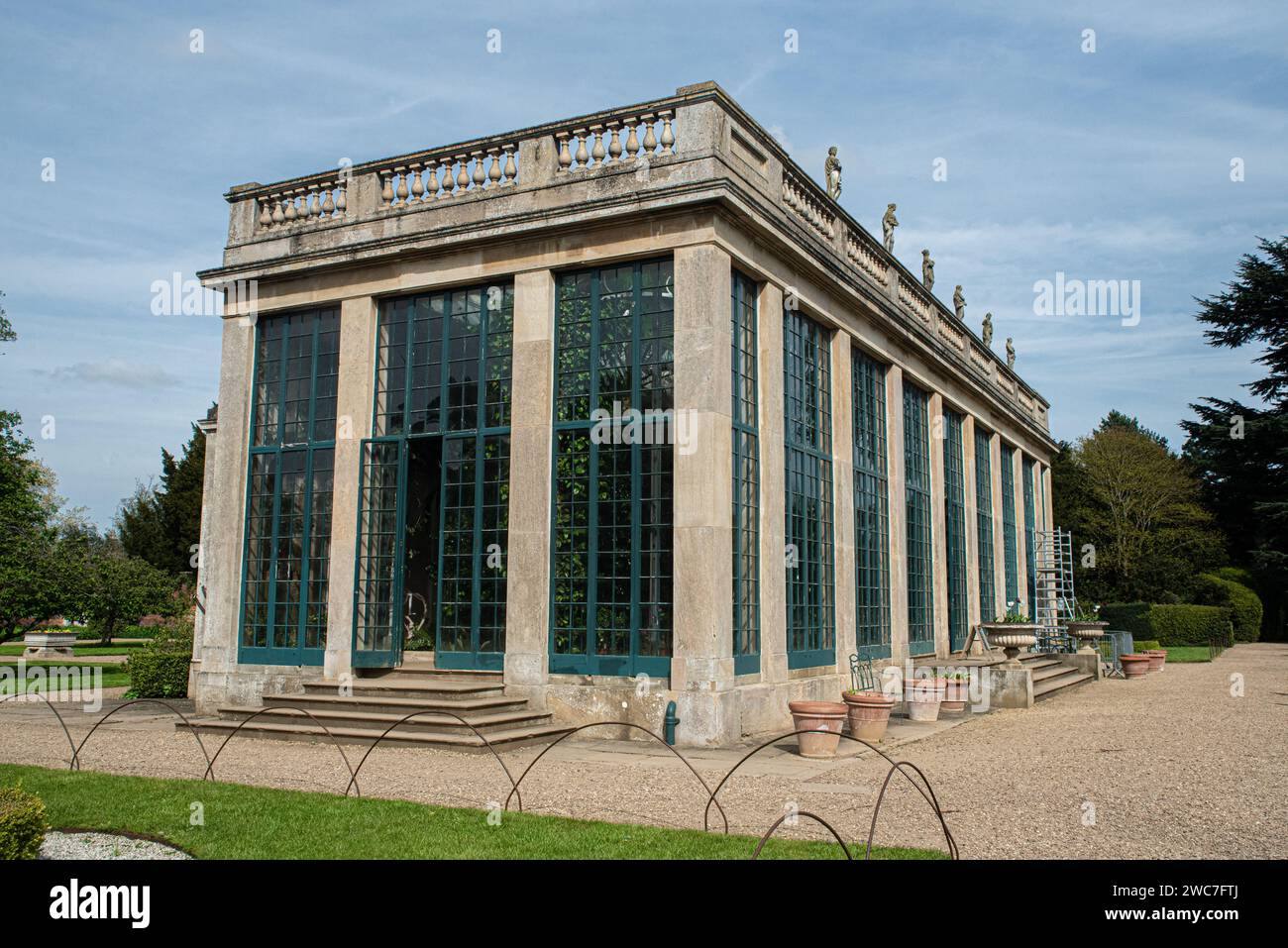 Questa immagine mostra un edificio moderno caratterizzato da una prominente ed ampia finestra di vetro sul suo lato, consentendo un'abbondanza di luce naturale Foto Stock