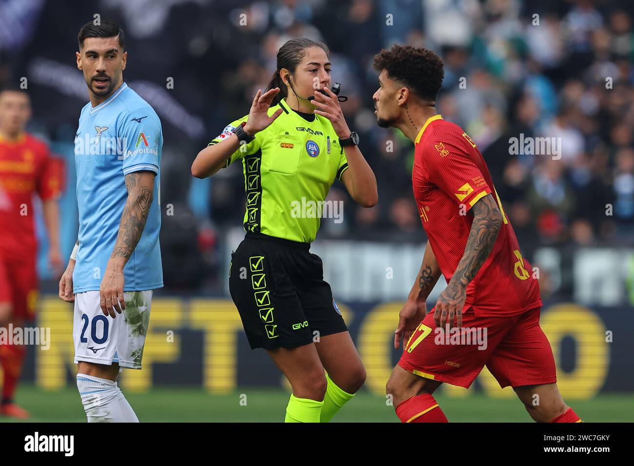 Roma, Italia 14.01.2024: L'arbitro Maria Ferrieri Caputi divide Mattia Zaccagni del Lazio e Gendrey di Lecce nella serie A italiana TIM 2023-2024 fo Foto Stock Roma, Italia 14.01.2024: L'arbitro Maria Ferrieri Caputi divide Mattia Zaccagni del Lazio e Gendrey di Lecce nella serie A italiana TIM 2023-2024 fo Foto Stock