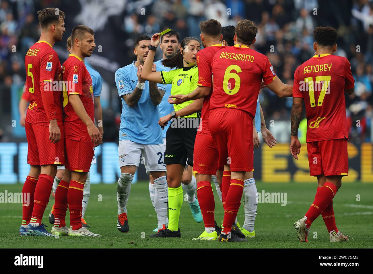 Roma, Italia 14.01.2024: L'arbitro Maria Ferrieri Caputi divide Mattia Zaccagni del Lazio e Gendrey di Lecce durante la serie A italiana TIM 2023-20 Foto Stock Roma, Italia 14.01.2024: L'arbitro Maria Ferrieri Caputi divide Mattia Zaccagni del Lazio e Gendrey di Lecce durante la serie A italiana TIM 2023-20 Foto Stock