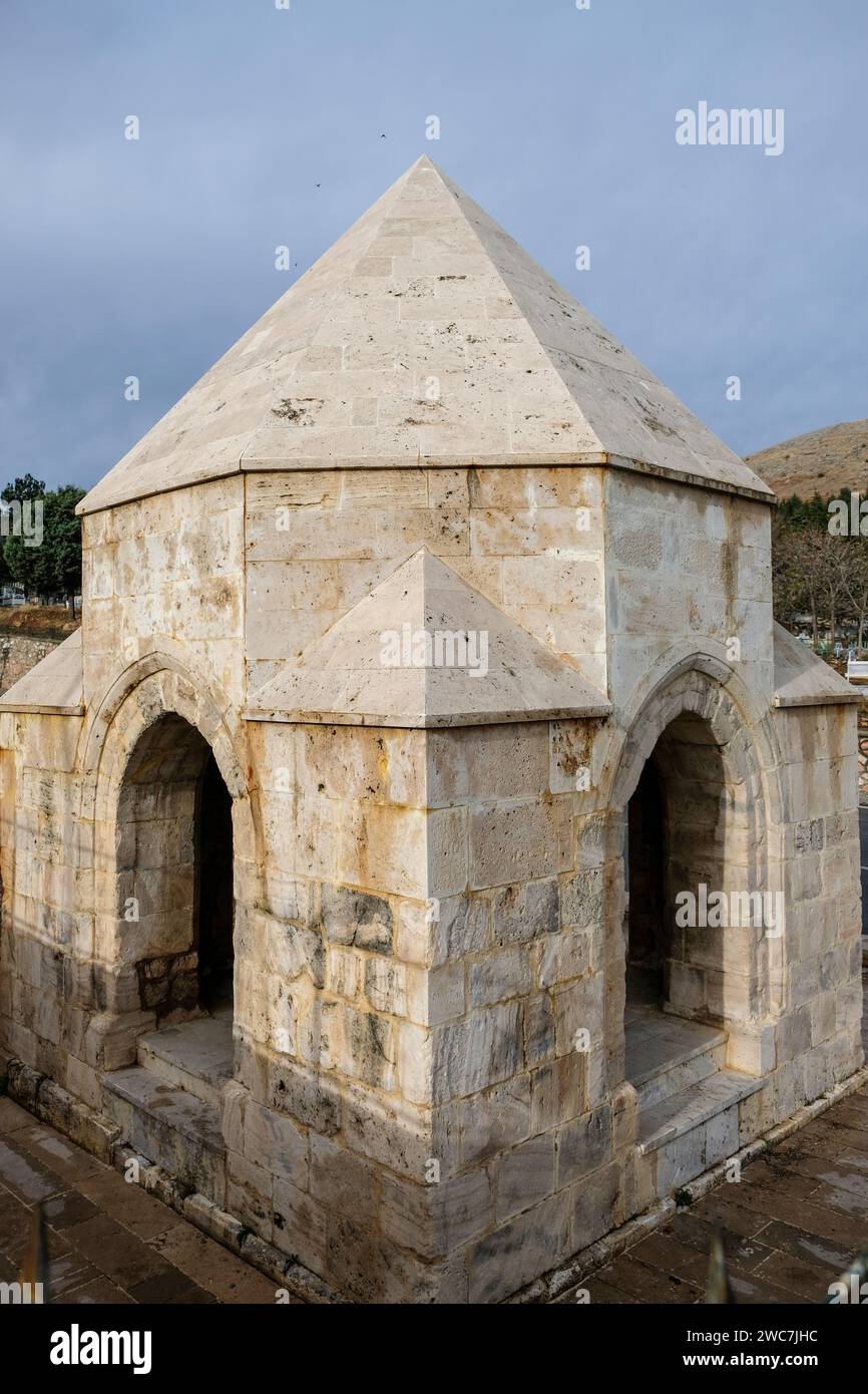 La tomba di Erenler situata di fronte all'ingresso del cimitero di Erenler nel centro della città di Tokat non ha un'iscrizione. Foto Stock