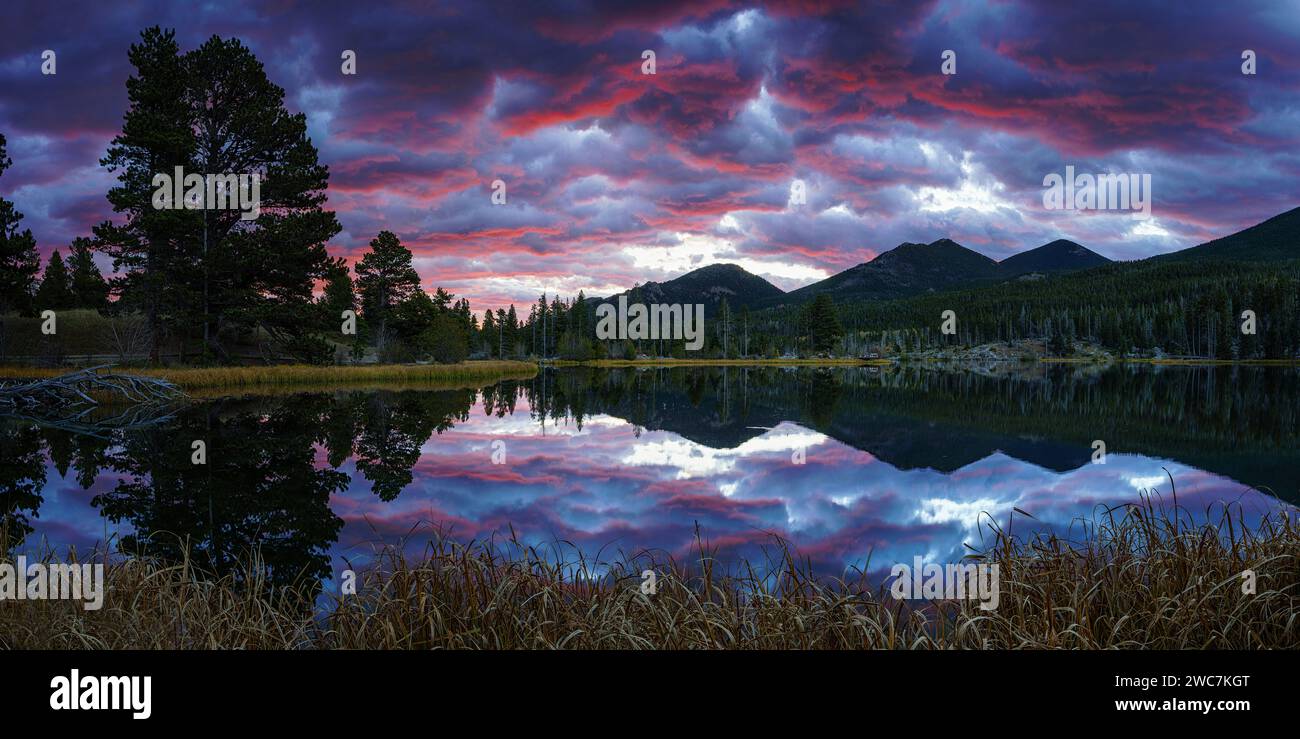 Splendida alba sul lago Sprague nella Rocky Mountain National Forest, Colorado Foto Stock