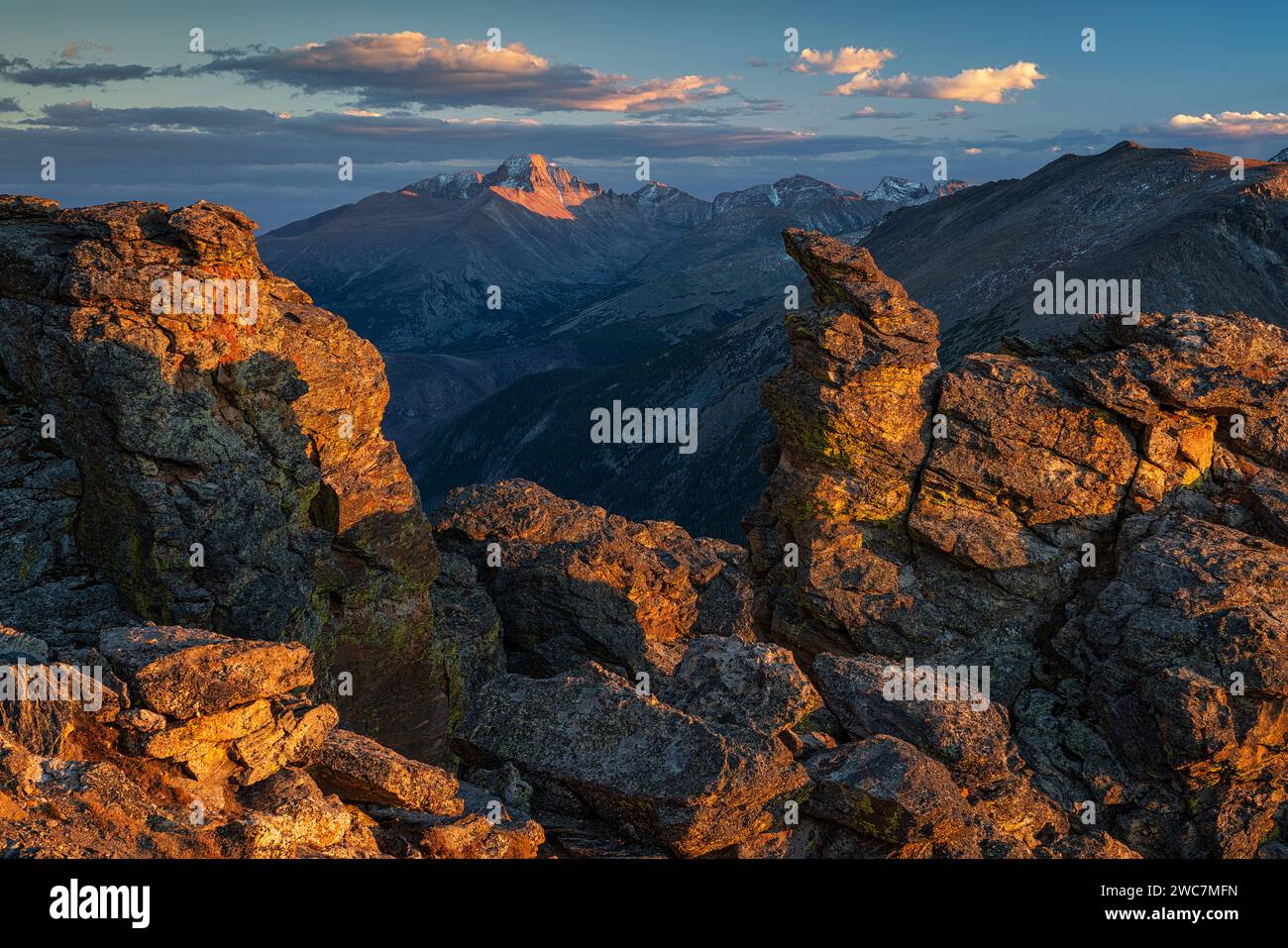 Luce del tramonto su Longs Peak da Trail Ridge Road nel Rocky Mountain National Park, Coclorado Foto Stock