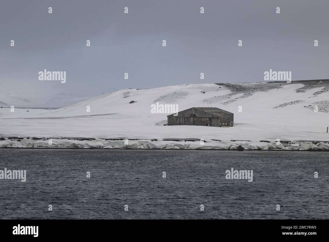 Isola dell'inganno, Isole Shetland meridionali, porto naturale sicuro, nella caldera di un vulcano attivo, rovine di una stazione di caccia alle balene, remote e isolate Foto Stock