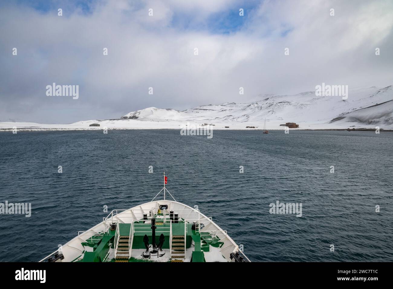 Isola dell'inganno, Isole Shetland meridionali, porto naturale sicuro, nella caldera di un vulcano attivo, rovine di una stazione di caccia alle balene, navig di navi da spedizione Foto Stock