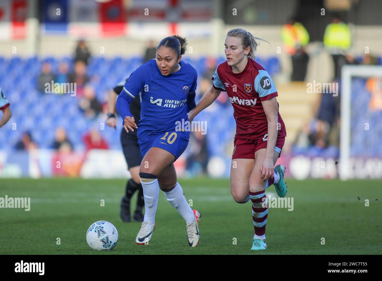 Londra, Regno Unito. 14 gennaio 2024. Londra, Inghilterra, 14 gennaio 2024: Lauren James (10 Chelsea) va avanti mentre viene inseguita da Shannon Cooke (21 West Ham United) durante la partita di fa Cup femminile tra Chelsea e West Ham a Kingsmeadow a Londra, Inghilterra (Alexander Canillas/SPP) credito: SPP Sport Press Photo. /Alamy Live News Foto Stock