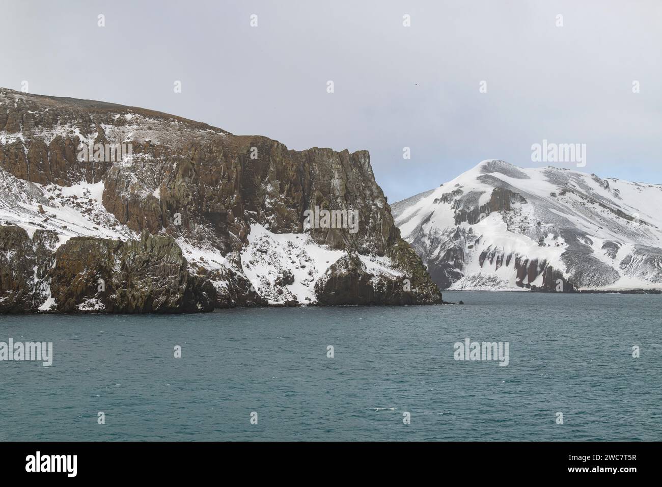 Isola dell'inganno Isole Shetland meridionali porto naturale sicuro nella caldera di un vulcano attivo rovine di una stazione di caccia alle balene, Zodiac dalla Expedition m Foto Stock