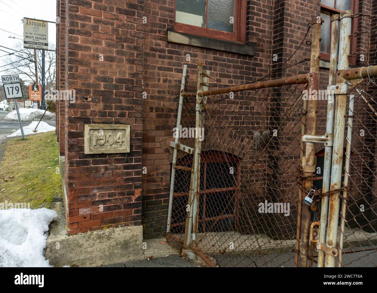 Cancello chiuso di un vecchio magazzino convertito in spazi per artisti a Collinsville, Connecticut Foto Stock