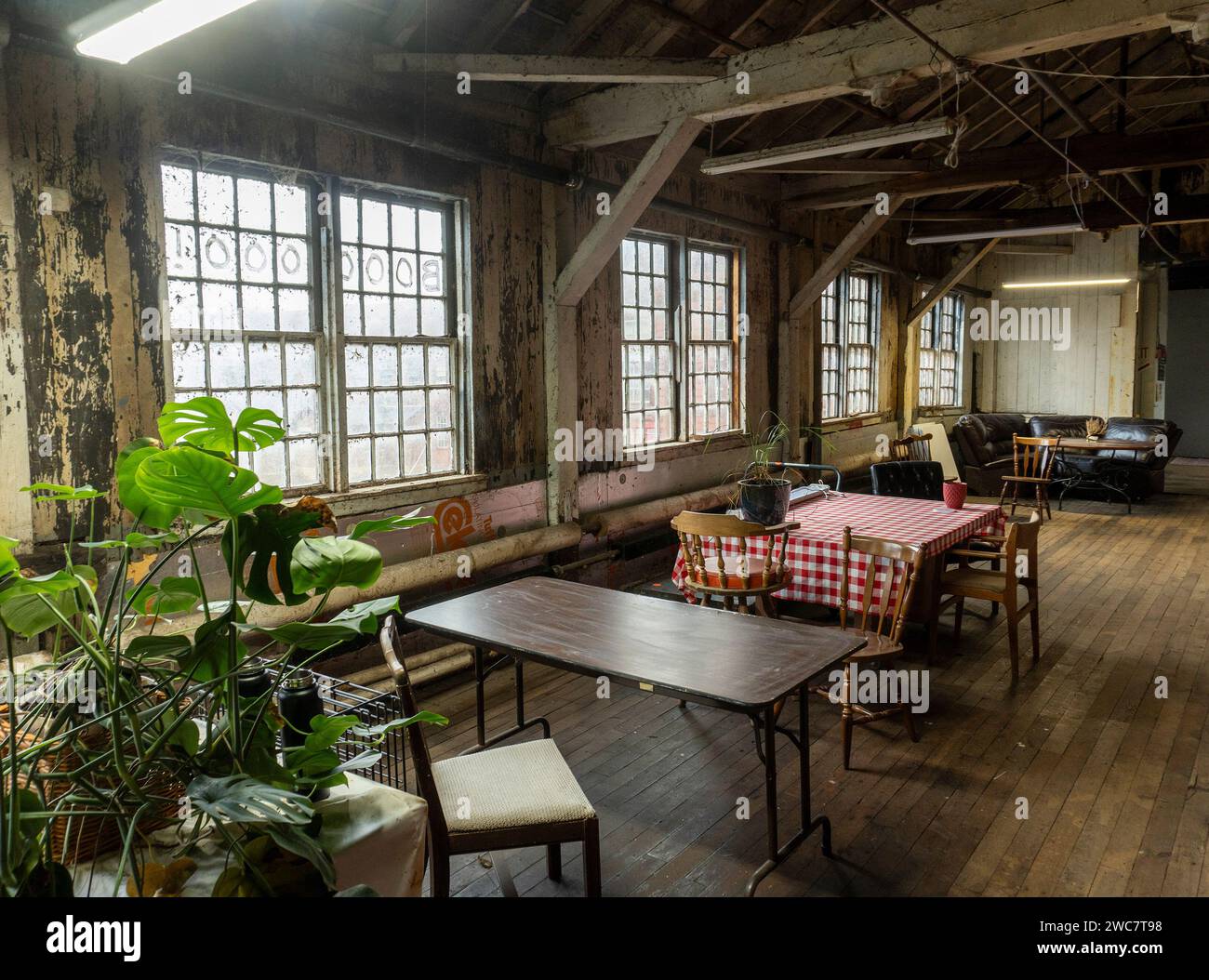 Interno di un vecchio magazzino convertito in spazi per artisti a Collinsville, Connecticut Foto Stock