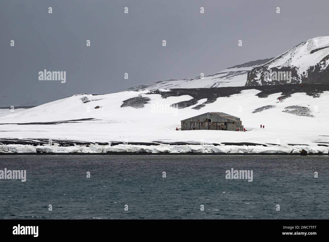 Isola dell'inganno, Isole Shetland meridionali, porto naturale sicuro, nella caldera di un vulcano attivo, rovine di una stazione di caccia alle balene, passaggio stretto Foto Stock