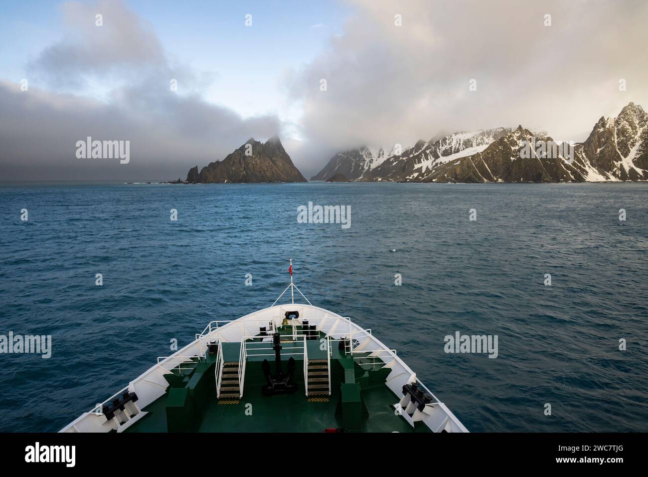 Forecastle of Gadventures Expedition Ship si avvicina all'Isola Elephant nelle Isole Shetland meridionali, in Antartide, avventura nel soleggiato giorno di primavera. Foto Stock