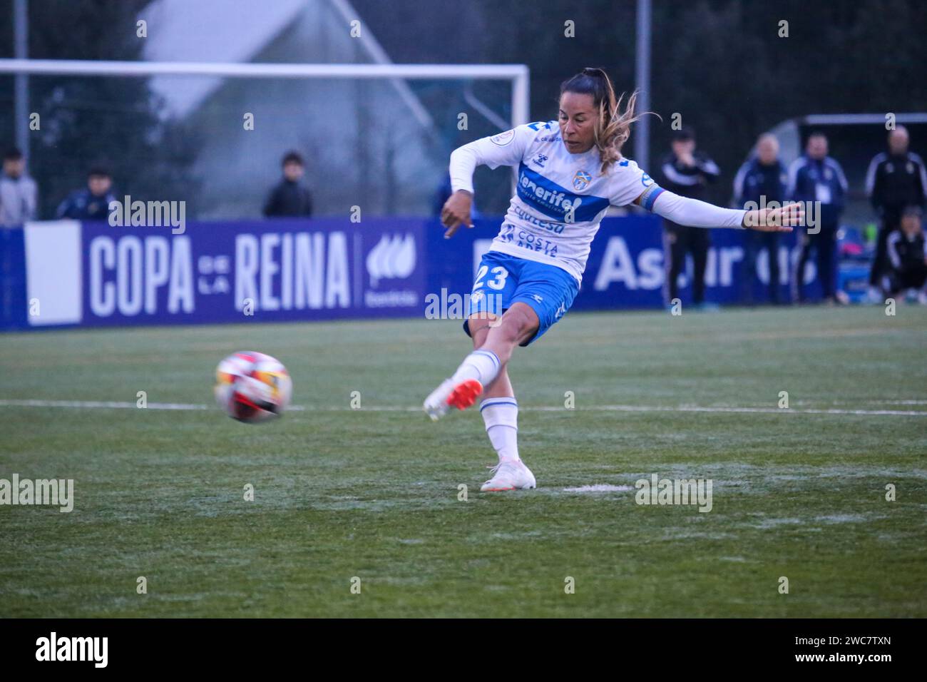 San Claudio, Spagna, 14 gennaio 2024: Il giocatore di UDG Tenerife, Raquel pena (23) prende una penalità durante il round di 16 della SM la Reina Cup 2023-24 tra Real Oviedo Fem e UDG Tenerife, il 14 gennaio 2024, al complesso sportivo "El Castañeo", a San Claudio, in Spagna. Credito: Alberto Brevers / Alamy Live News. Foto Stock