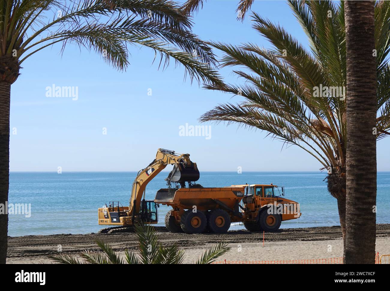 Un trasportatore articolato Volvo A40D che lavora in un cantiere costiero Foto Stock