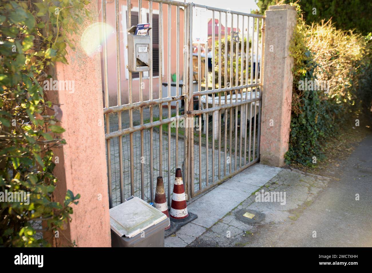 Roma, Italia. 13 gennaio 2024. Il nuovo Stolperstein di fronte all'ingresso della casa dove viveva una delle vittime dello sterminio nazifascista, installato a Roma.ventuno nuovi Stolpersteine in memoria di alcune vittime delle deportazioni dei nazifascisti sono stati installati nei giorni scorsi a Roma grazie al progetto promosso ed organizzato dall'associazione culturale ''Arte in memoria'' che mira ad aumentare la consapevolezza del passato e dell'elaborazione della memoria. Crediti: ZUMA Press, Inc./Alamy Live News Foto Stock