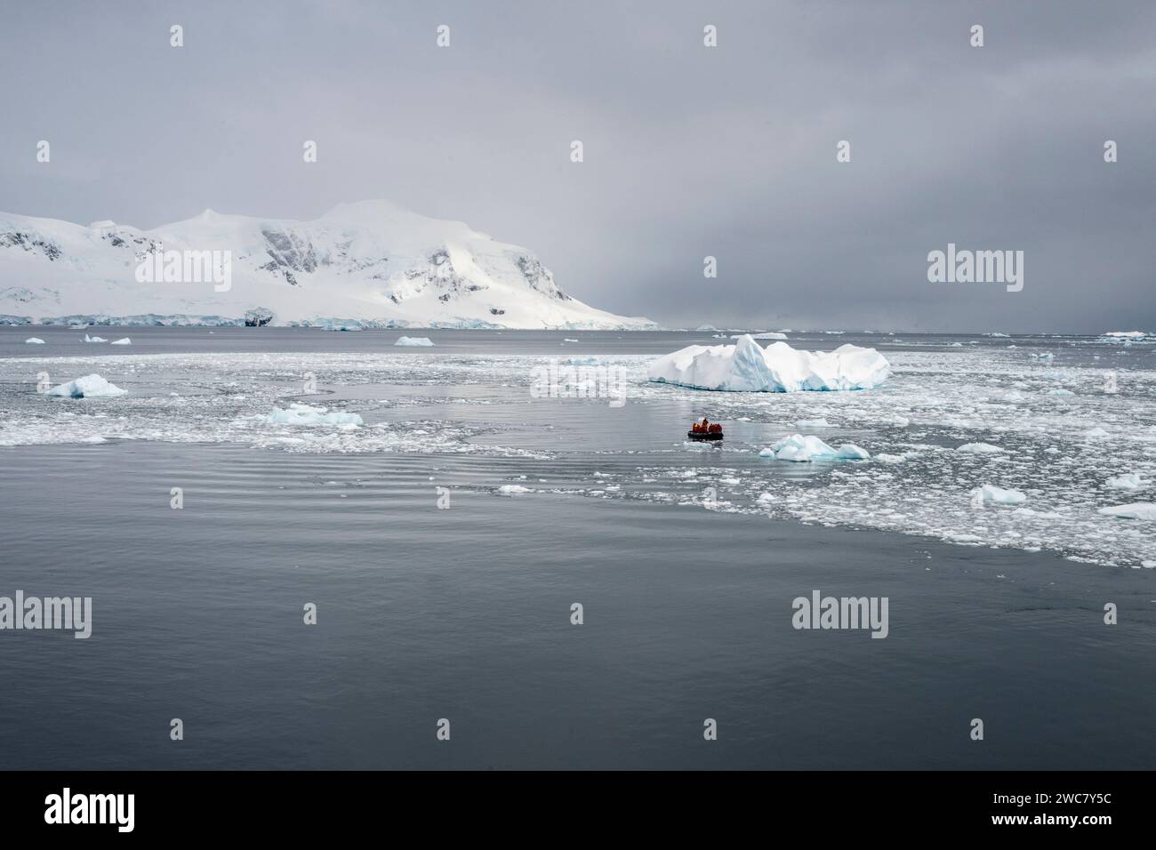 Porto di Neko, Antartide, vista del porto e della costa, zodiaco che naviga attraverso il ghiaccio, in posizione panoramica ideale Foto Stock